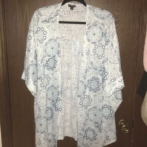 TORRID SIZE 4 BLUE/WHITE GEO PRINT CARDIGAN/SHAWL